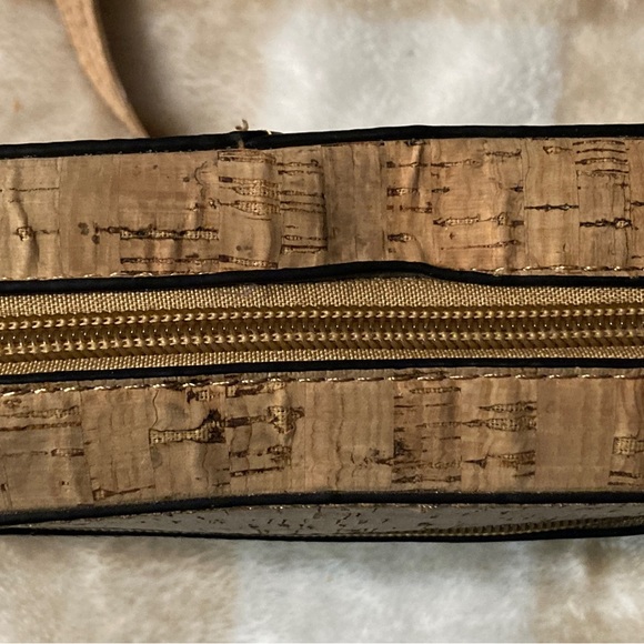 - Stylish and ethical crossbody bag made with sustainable cork fabric - Picture 4 of 5